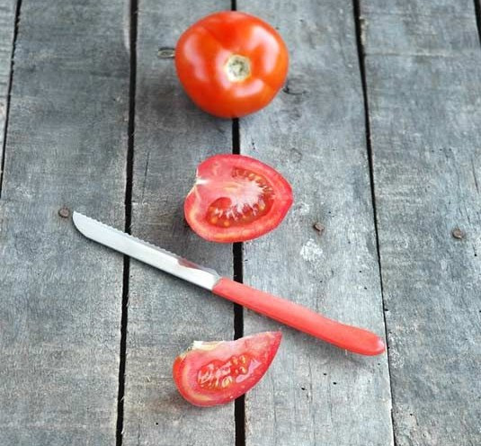 4. Da nhăn nheo, lão hóa: Cà chua là mặt nạ tuyệt vời cho làn da có nhiều nếp nhăn. Bạn ép lấy nước cà chua và thoa lên mặt để qua đêm sẽ giúp chất chống oxy hóa trong cà chua mang lại sức sống cho làn da. Bạn cũng có thể dùng dầu dừa để thoa lên mặt cũng có tác dụng phòng chống lão hóa da rất tốt. 4. Da nhăn: Cà chua là mặt nạ tuyệt vời cho làn da có nhiều nếp nhăn. Bạn ép lấy nước cà chua và thoa lên mặt để qua đêm sẽ giúp chất chống oxy hóa trong cà chua mang lại sức sống cho làn da. Bạn cũng có thể dùng dầu dừa để thoa lên mặt cũng có tác dụng phòng chống lão hóa da rất tốt.