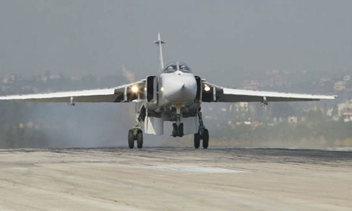 Máy bay ném bom tấn công Su-24 hạ cánh xuống căn cứ không quân Hmeymim, Latakia, Syria, hôm 7/11. Ảnh: Reuters. tho-nhi-ky-noi-khong-biet-may-bay-bi-ban-ha-la-cua-nga
