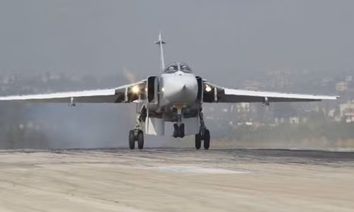 Máy bay ném bom tấn công Su-24 hạ cánh xuống căn cứ không quân Hmeymim, Latakia, Syria, hôm 7/11. Ảnh: Reuters. tho-nhi-ky-noi-khong-biet-may-bay-bi-ban-ha-la-cua-nga