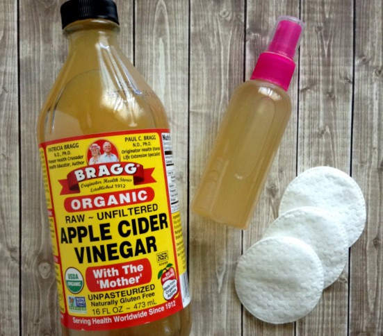 1. Mụn trứng cá: Bạn nên sử dụng hỗn hợp dấm táo và nước thoa lên mặt và các vùng da bị mụn. Để hỗn hợp qua đêm sau đó sáng ra hãy rửa lại với nước lạnh. Các đốm mụn sẽ giảm sưng đỏ và dần dần biến mất. Ngoài ra, hỗn hợp mật ong, nước chanh thoa lên vùng da bị mụn trứng cá và để qua đêm cũng có tác dụng tốt. 1. Mụn trứng cá: Bạn nên sử dụng hỗn hợp dấm táo và nước thoa lên mặt và các vùng da bị mụn. Để hỗn hợp qua đêm sau đó sáng ra hãy rửa lại với nước lạnh. Các đốm mụn sẽ giảm sưng đỏ và dần dần biến mất. Ngoài ra, bạn có thể sử dụng hỗn hợp mật ong, nước chanh thoa lên vùng da bị mụn trứng cá và để qua đêm cũng có tác dụng tốt.