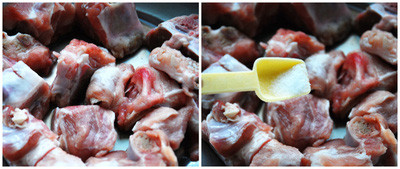 Sườn non rửa sạch, dùng khăn giấy thấm cho khô ráo bề mặt rồi chặt miếng vừa ăn chừng 1 đốt ngón tay. Thêm chút xíu muối vào bát sườn rồi xóc đều trước khi nêm các gia vị khác. Sườn non rửa sạch, dùng khăn giấy thấm cho khô ráo bề mặt rồi chặt miếng vừa ăn chừng 1 đốt ngón tay. Thêm chút xíu muối vào bát sườn rồi xóc đều trước khi nêm các gia vị khác.