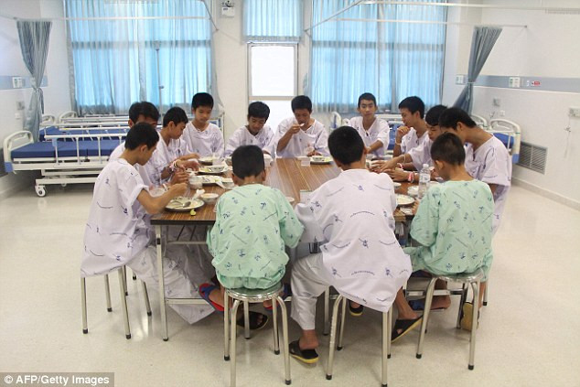 Đội bóng nhí ăn cơm trong bệnh viện Đội bóng nhí ăn cơm trong bệnh viện