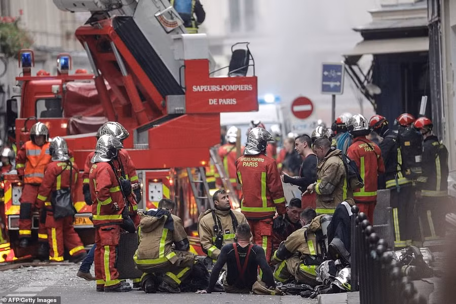 Khoảng 200 lính cứu hỏa được huy động