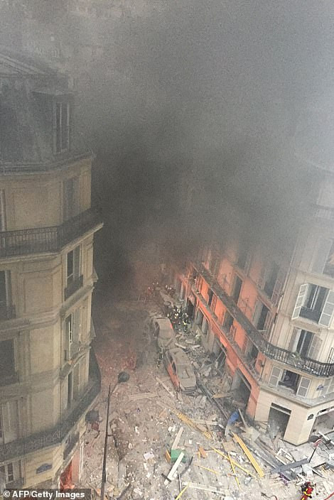 Khói bốc lên sau vụ hỏa hoạn