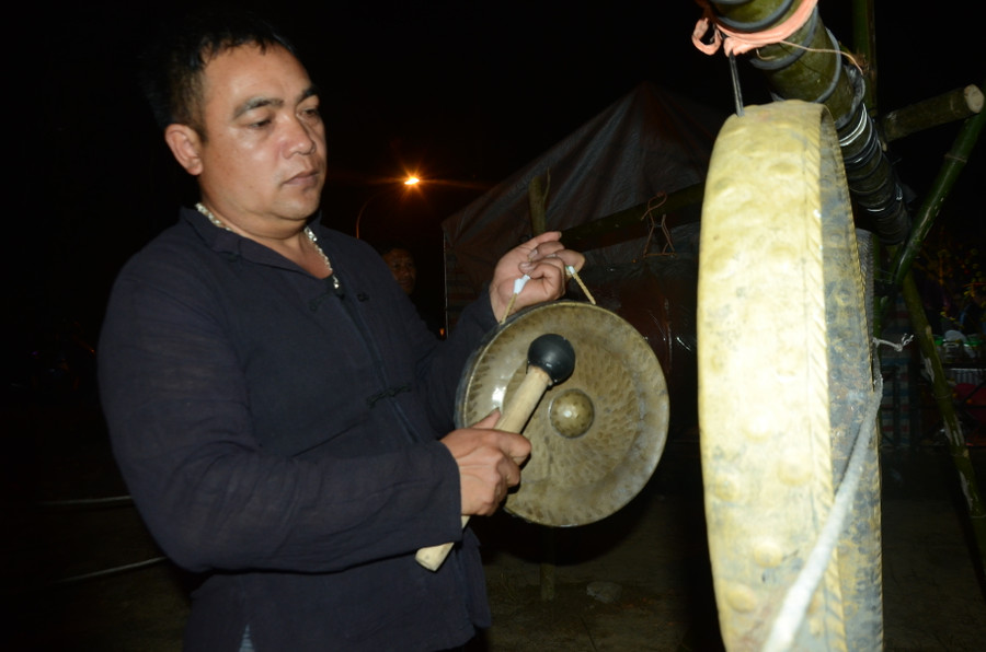 Giới thiệu cồng, chiêng của dân tộc Khơ Mú. Giới thiệu cồng, chiêng của dân tộc Khơ Mú.