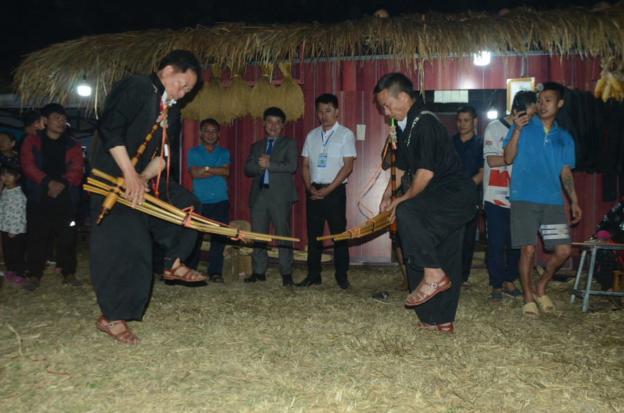 Giới thiệu nghệ thuật múa Khèn Mông. Giới thiệu nghệ thuật múa Khèn Mông.