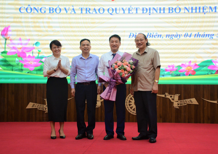 Các đồng chí Lãnh đạo Sở GD&ĐT tỉnh Điện Biên tặng hoa chúc mừng tân Phó Giám đốc Sở. Các đồng chí Lãnh đạo Sở GD&ĐT tỉnh Điện Biên tặng hoa chúc mừng tân Phó Giám đốc Sở.