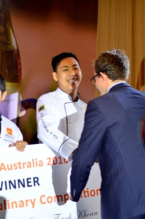 Đầu bếp trẻ Việt tranh tài với đặc sản xứ sở Chuột túi ảnh 1 Thí sinh Lê Ngọc Hưng vui mừng nhận giải thưởng quán quân