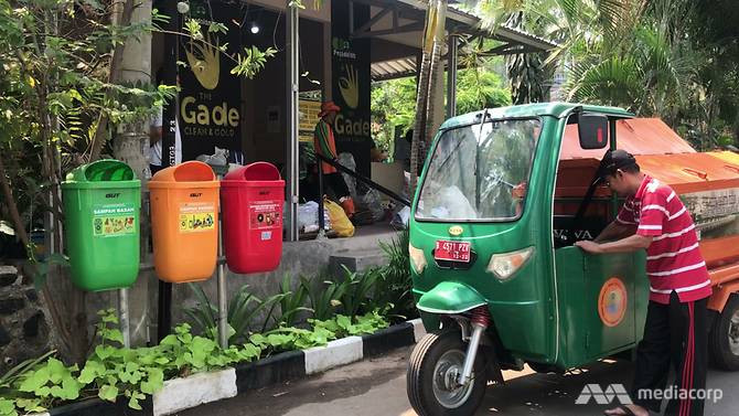 Xe của Ngân hàng Rác thải đi gom rác Xe của Ngân hàng Rác thải đi gom rác