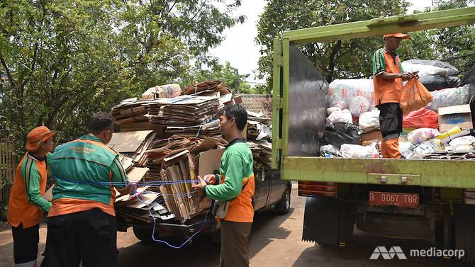 Người dân gom rác và bán cho chính quyền bắc Jakarta. Người dân gom rác và bán cho chính quyền bắc Jakarta.
