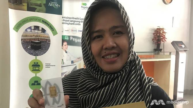 Bà Mdm Sulistiowati, cư dân của Wapis Gading rất vui mừng sau khi nhận được 5g vàng tại hiệu cầm đồ. Bà Mdm Sulistiowati, cư dân của Wapis Gading rất vui mừng sau khi nhận được 5g vàng tại hiệu cầm đồ.