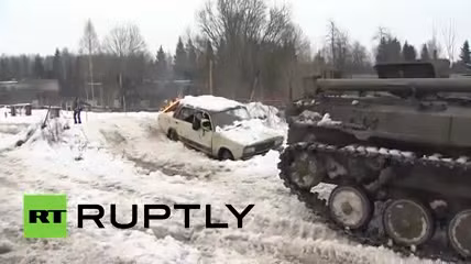 Dân công sở Nga thuê xe bọc thép để trượt tuyết