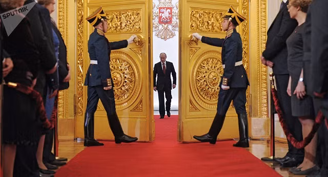 Tổng thống Nga Putin (đang bước vào)