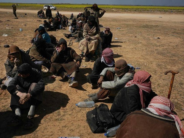 Những người đàn ông bị kiểm tra sau khi sơ tán khỏi căn cứ cuối cùng do IS kiểm soát ở quanh Baghouz