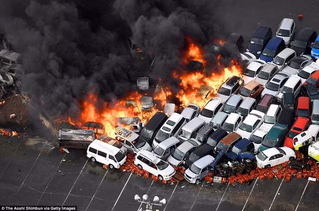 Nhật Bản: 100 xe hơi bốc cháy ngùn ngụt trong bão Jebi