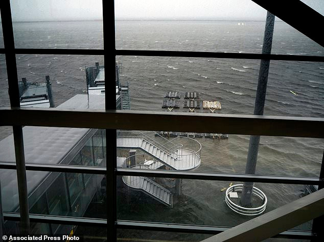 Một sân Nhật Bản bay chìm trong biển nước Một sân Nhật Bản bay chìm trong biển nước