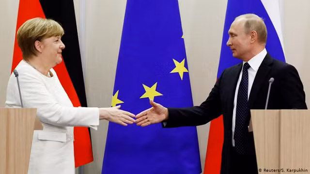 Tổng thống Nga Vladimir Putin và Thủ tướng Đức Angela Merkel (trái).