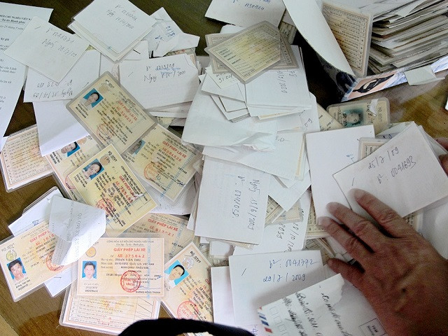 Hàng trăm GPLX giả và GPLX quá hạn xử lý bị chủ phương tiện bỏ lại tại Phòng CSGT Công an tỉnh Thanh Hóa. Ảnh: Hữu Tuấn