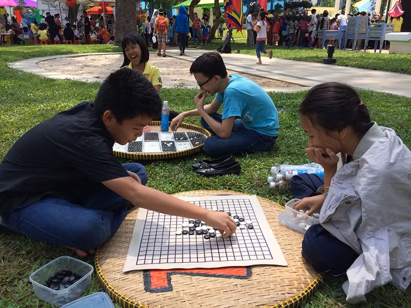 Học sinh vui chơi ngày hè.