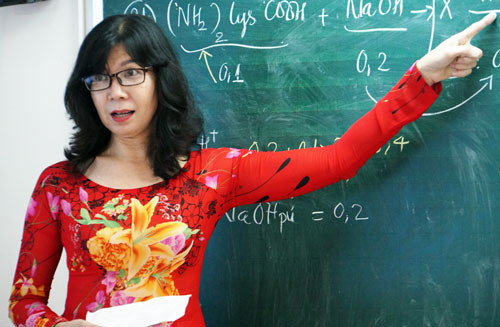 Cô Đặng Thị Hồng Thủy trong giờ ôn tập cho học sinh lớp 12. Ảnh: Mạnh Tùng.