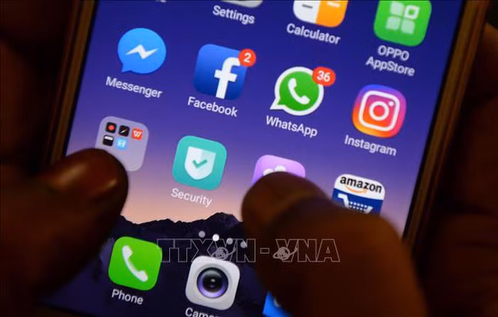 Biểu tượng Facebook và một số mạng xã hội khác trên màn hình điện thoại di động. Ảnh minh họa: AFP/TTXVN