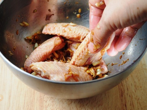 Cánh gà chiên sả hấp dẫn, dễ làm ảnh 3 Cánh gà chiên sả hấp dẫn, dễ làm - 3