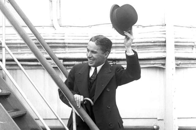 Charlie Chaplin trở về từ châu Âu - 18/10/1921. Ảnh: Getty Images. 9 nhân vật keo kiệt giàu nhất mọi thời đại