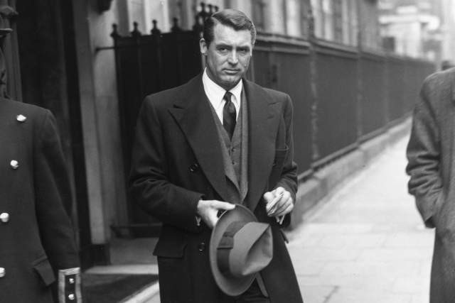 Cary Grant rời khách sạn ở London, 24/4/1946. Ảnh: Getty Images. 9 nhân vật keo kiệt giàu nhất mọi thời đại