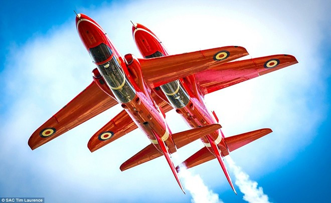 Phi đội lừng danh Red Arrows (Những mũi tên đỏ) đang trình diễn các màn nhào lộn trên không. Khoảnh khắc khác lạ về lực lượng không quân Anh