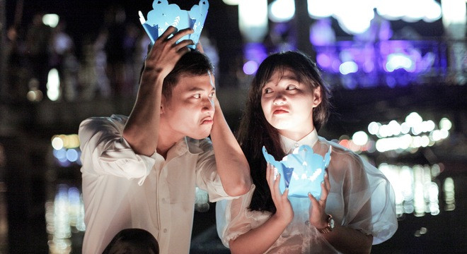 Ảnh cưới không lễ phục của cặp đôi nên duyên nhờ mất điện