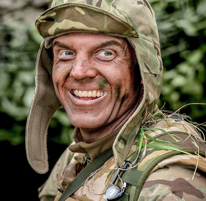 Nụ cười người lính Christopher Miller vào ngày cuối cùng trong khóa huấn luyện của phi đội 1 Air Mobility Wing tại quận Deptford, phía đông nam thủ đô London. Khoảnh khắc khác lạ về lực lượng không quân Anh
