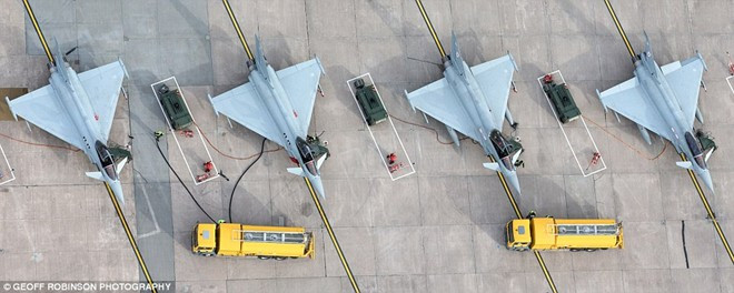 Dàn chiến đấu cơ Typhoon FGR4 đang nhận nhiên liệu tại căn cứ Lossiemouth, Scotland. Khoảnh khắc khác lạ về lực lượng không quân Anh