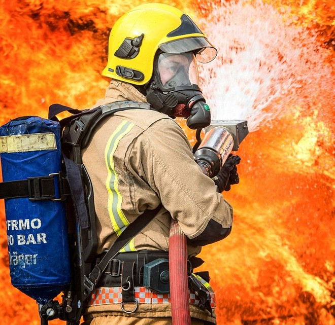 Nhân viên cứu hỏa dập tắt ngọn lửa mô phỏng trường hợp máy bay bốc cháy. Khoảnh khắc khác lạ về lực lượng không quân Anh