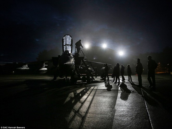 Người thân chờ đón binh sĩ trở về từ chiến trường Afghanistan. Khoảnh khắc cảm động giúp bức ảnh giữ vị trí đầu tiên ở hạng mục “Trải nghiệm tác chiến của RAF” trong cuộc thi. Khoảnh khắc khác lạ về lực lượng không quân Anh