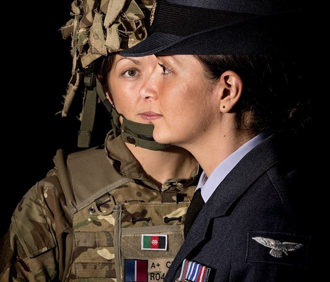 Hai nữ sĩ quan không quân của tác giả Sgt Nik Howe. Trong cuộc thi nhiếp ảnh Lực lượng Không quân Hoàng gia Anh (RAF) diễn ra hàng năm, người xem có cơ hội chiêm ngưỡng những khoảnh khắc ấn tượng, khác lạ đằng sau những nhiệm vụ hiểm nguy mà lực lượng này thường xuyên đối mặt. Khoảnh khắc khác lạ về lực lượng không quân Anh