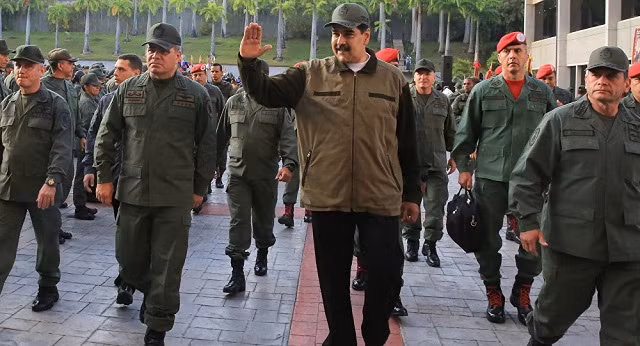 TT Maduro cùng với Bộ trưởng Quốc phòng Venezuela và các tướng lĩnh quân đội