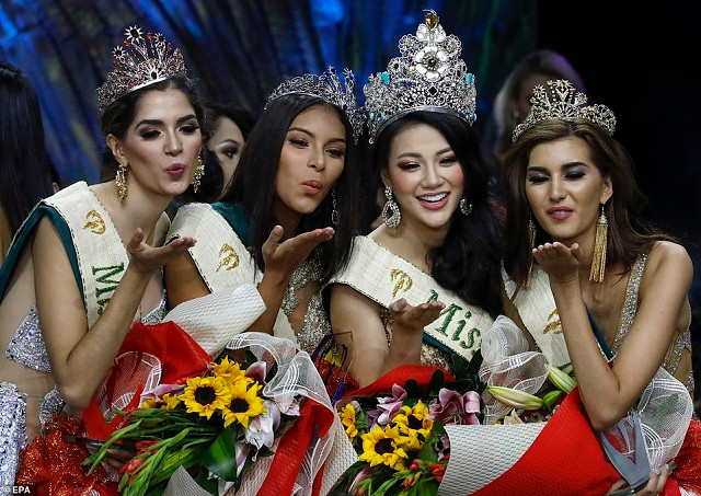 Từ trái qua phải: Người đẹp Melissa Flores của Mexico (Hoa hậu trái Đất - Lửa); Valeria Ayos của Colombia (Hậu Trái đất - Nước), Nguyễn Phương Khánh (Hoa hậu Trái Đất 2018) và Melanie Mader của Australia (Hoa hậu Trái Đất - Không khí) Từ trái qua phải: Người đẹp Melissa Flores của Mexico (Hoa hậu trái Đất - Lửa); Valeria Ayos của Colombia (Hậu Trái đất - Nước), Nguyễn Phương Khánh (Hoa hậu Trái Đất 2018) và Melanie Mader của Australia (Hoa hậu Trái Đất - Không khí)