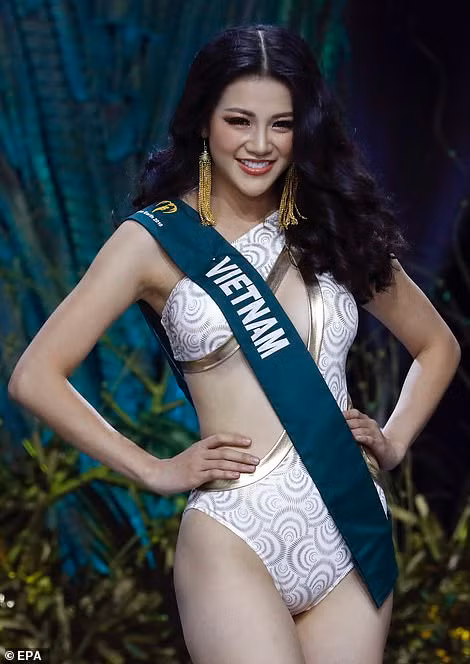 Nguyễn Phương Khánh trong trang phục áo tắm.