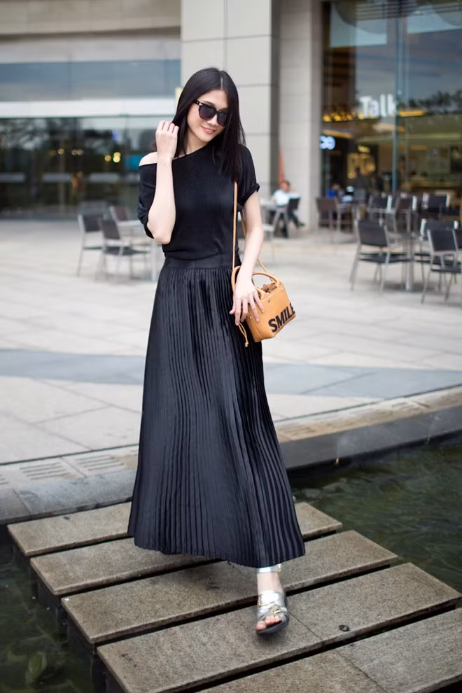 Kha Mỹ Vân lăng xê mốt xếp ly sành điệu xuống phố