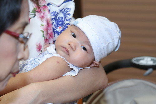 Diễm My U60 mê mẩn “công chúa út” nhà Lý Hải ảnh 2 Diễm My U60 mê mẩn