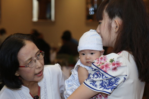 Diễm My U60 mê mẩn “công chúa út” nhà Lý Hải ảnh 3 Diễm My U60 mê mẩn