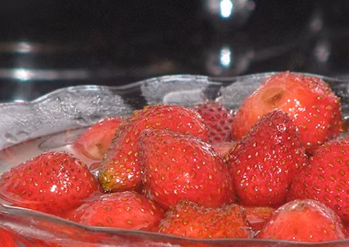 Cách làm sữa chua dâu tây ngon mát bổ dưỡng - Ảnh 2