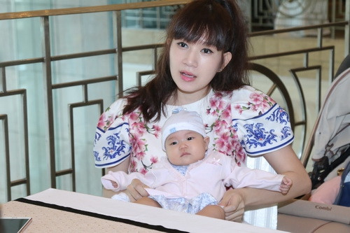 Diễm My U60 mê mẩn “công chúa út” nhà Lý Hải ảnh 1 Diễm My U60 mê mẩn