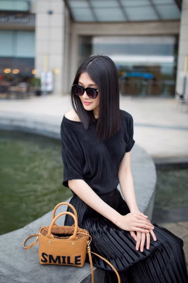 Kha Mỹ Vân lăng xê mốt xếp ly sành điệu xuống phố