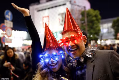 Toan canh the gioi don nam moi 2017 voi khong khi tuoi vui va phao hoa ruc ro - Anh 23