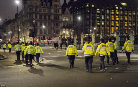 Giao thua o chau Au: Tren troi ngap phao hoa, duoi dat day canh sat - Anh 6