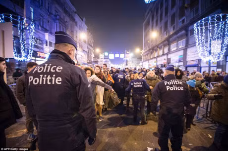 Giao thua o chau Au: Tren troi ngap phao hoa, duoi dat day canh sat - Anh 3