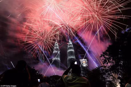 Toan canh the gioi don nam moi 2017 voi khong khi tuoi vui va phao hoa ruc ro - Anh 21