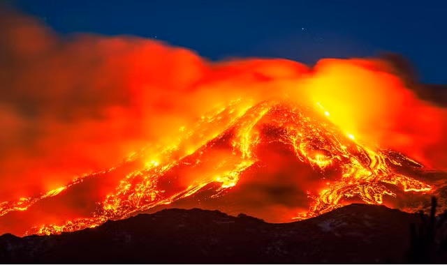 Dung nham phun ra từ núi lửa Mount Etna gần Catania, Sicily. Etna là ngọn núi lửa đang hoạt động lớn nhất châu Âu. Vụ phun trào kèm theo tro bụi lan tới các cộng đồng dân cư gần đó. Sân bay Catania đã đóng cửa. Không có nạn nhân đã được báo cáo.