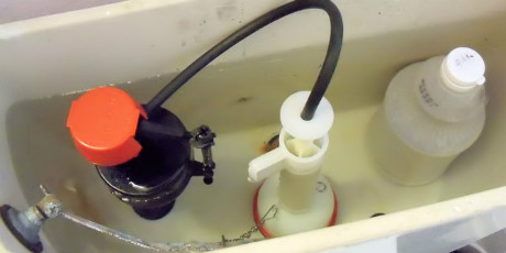 Toilet sẽ không còn màu vàng bẩn và mùi khó chịu, chỉ nhờ đúng 1 nguyên liệu Toilet se khong con mau vang ban va mui kho chiu, chi nho dung 1 nguyen lieu